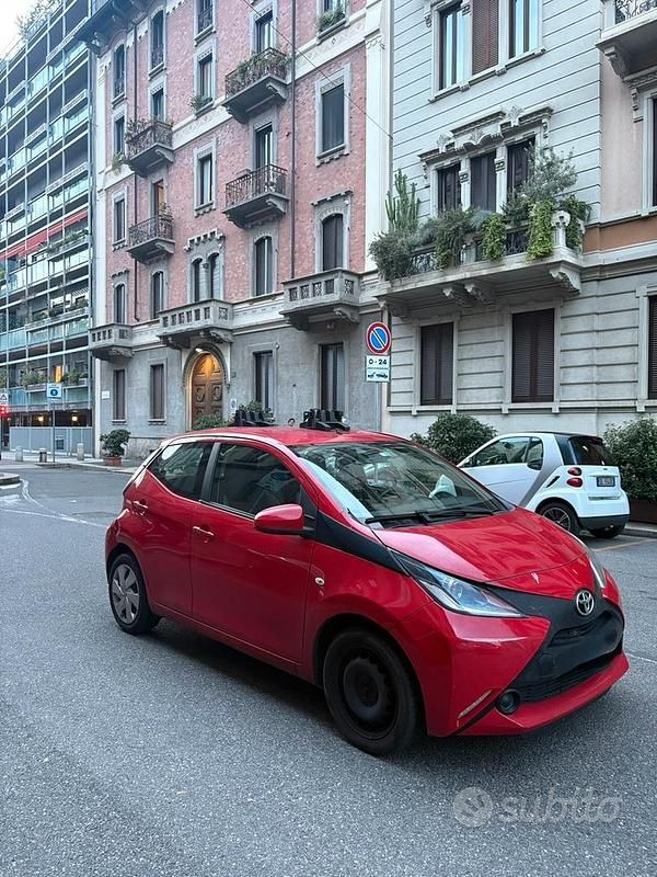 Usata Toyota Aygo 68 CV (50 kW) 2014 Rosso Utilitaria
