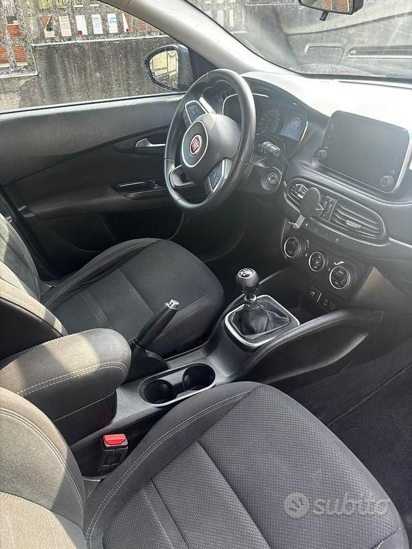 Usata Fiat Tipo 90 CV (66 kW) 2017 Grigio Berlina