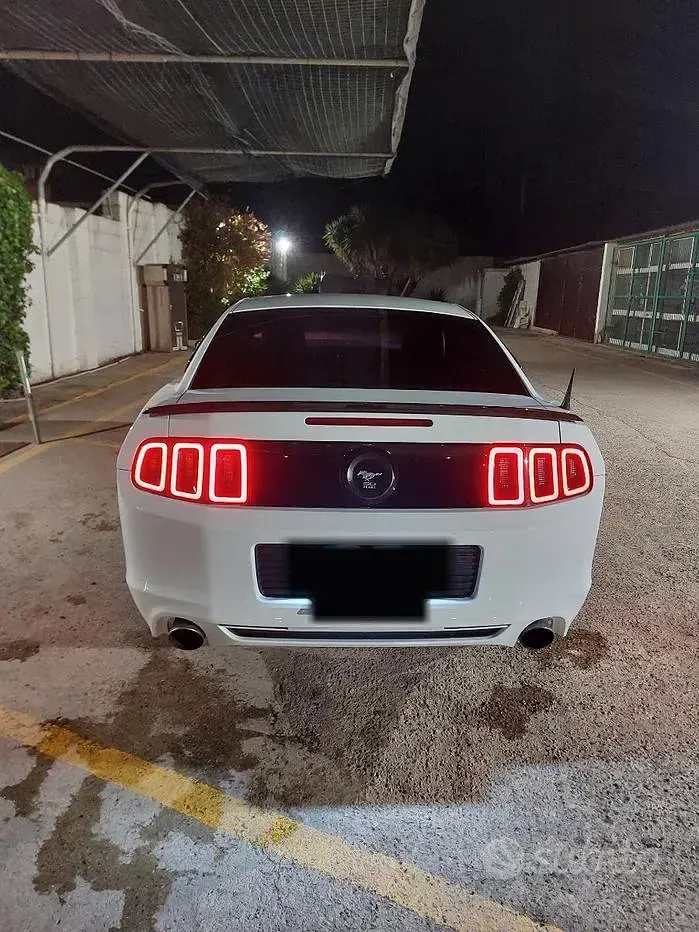 Usata Ford Mustang 305 CV (224 kW) 2013 Bianco Berlina