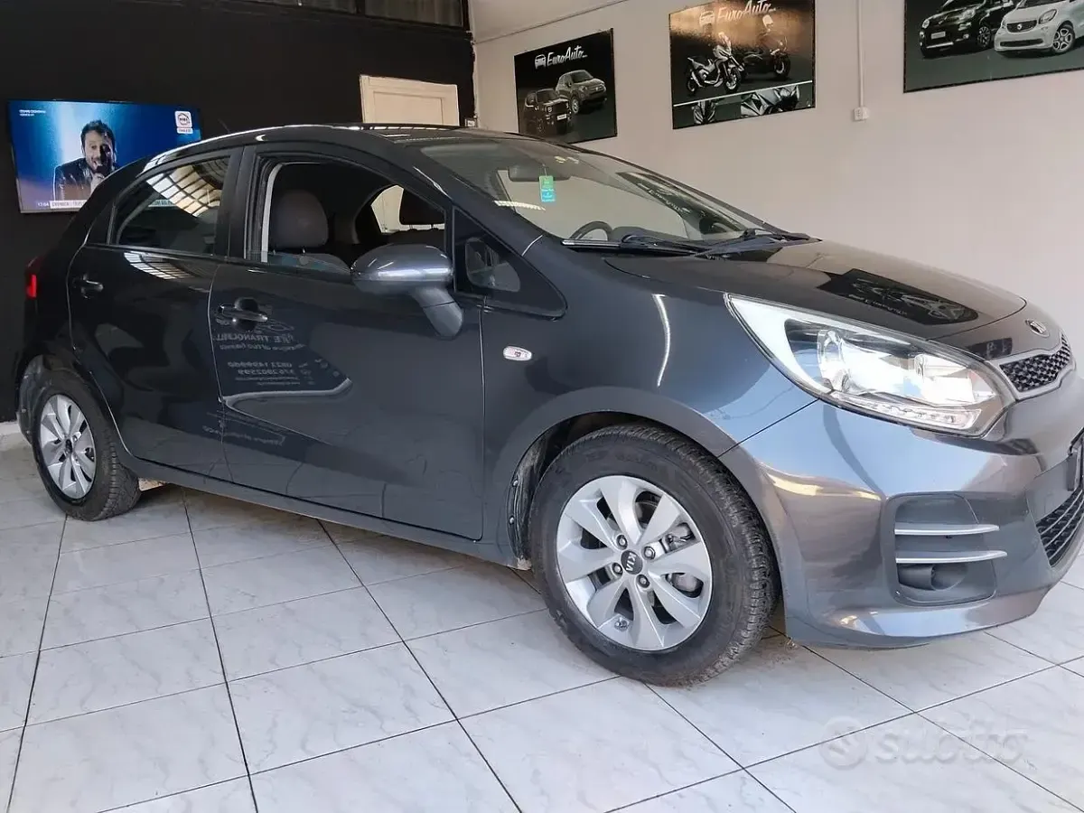 Usata Kia Rio 75 CV (55 kW) 2015 Grigio Berlina