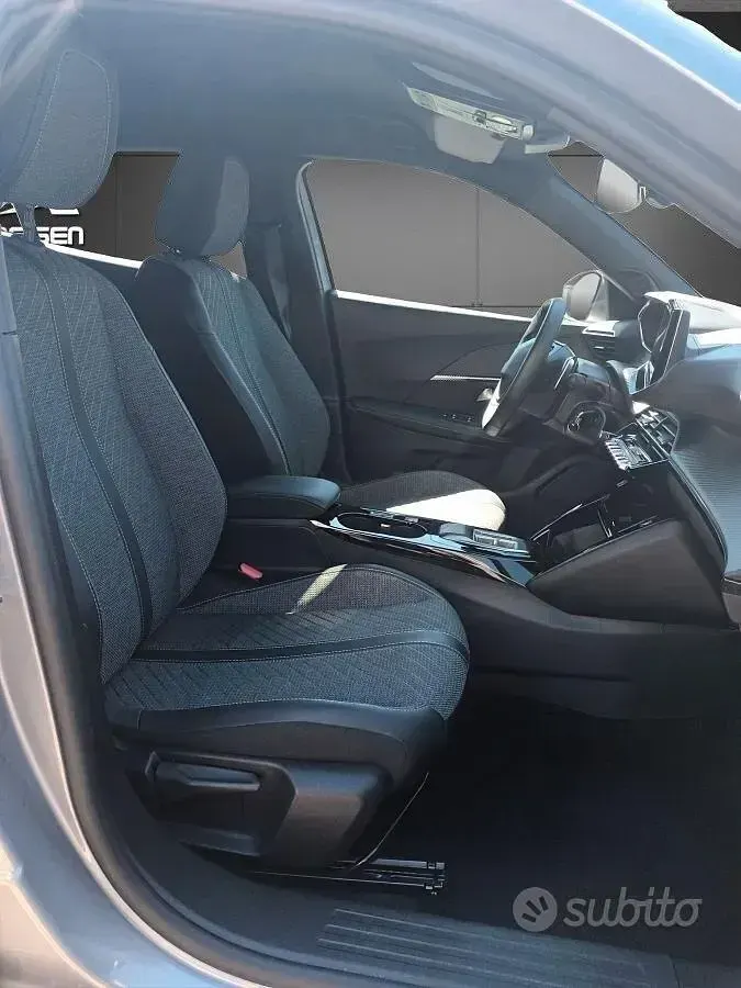 Usata Peugeot 2008 Allure 101 CV (74 kW) 2025 Grigio SUV