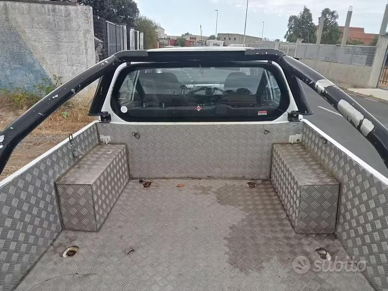 Usata Mitsubishi L200 87 CV (63 kW) 2011 Bianco Pick-up