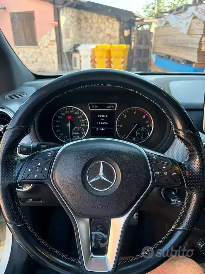 Usata Mercedes B180 Premium 109 CV (80 kW) 2012 Bianco Utilitaria