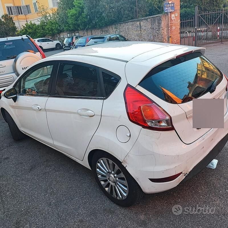 Usata Ford Fiesta 75 CV (55 kW) 2013 Bianco Utilitaria