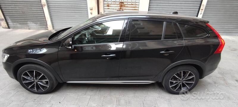 Usata Volvo V60 CC 150 CV (110 kW) 2016 Nero Station wagon