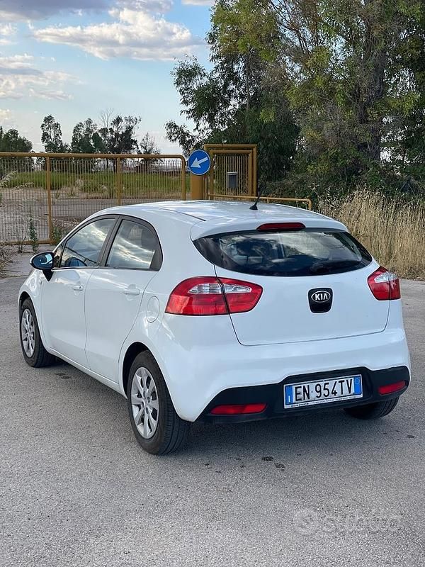 Usata Kia Rio 75 CV (55 kW) 2013 Bianco Utilitaria
