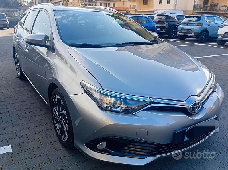 Usata Toyota Auris Lounge 111 CV (81 kW) 2015 Grigio Berlina