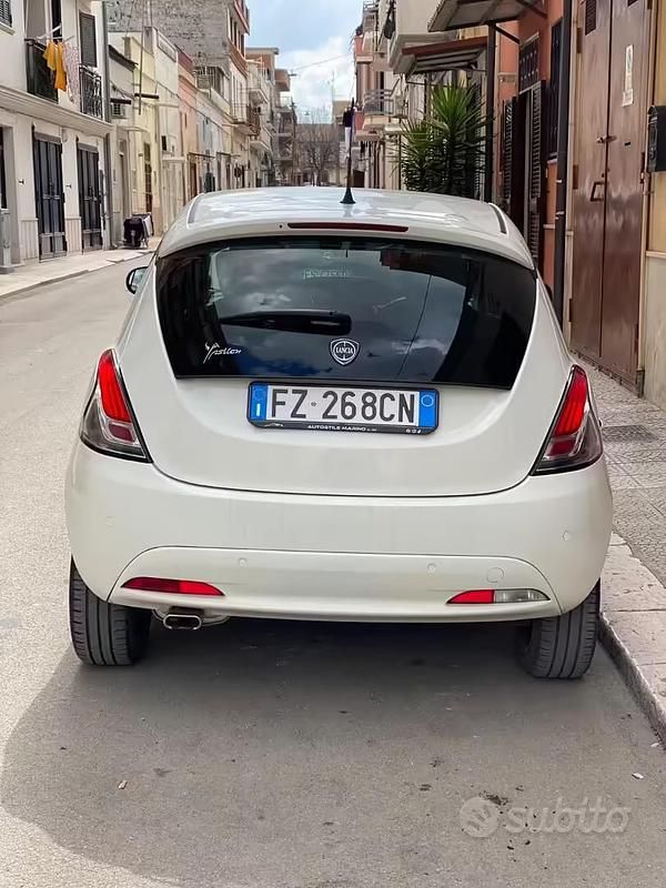 Usata Lancia Ypsilon 69 CV (50 kW) 2019 Bianco Utilitaria
