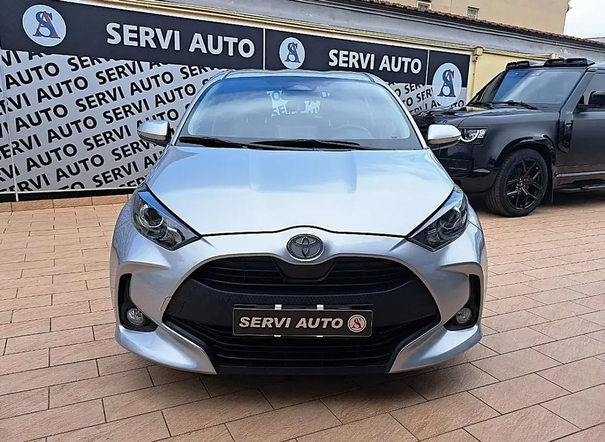 Usata Toyota Yaris Hybrid Active 116 CV (85 kW) 2024 Argento Berlina