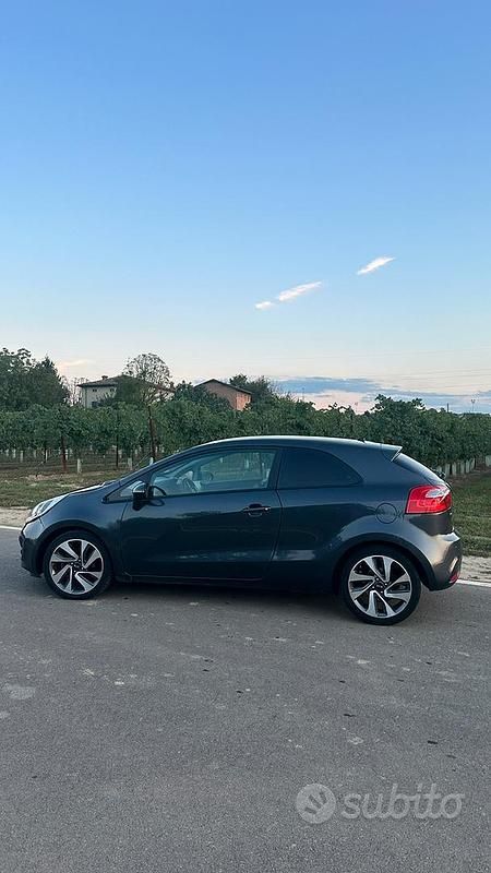 Usata Kia Rio EX 90 CV (66 kW) 2013 Grigio Berlina