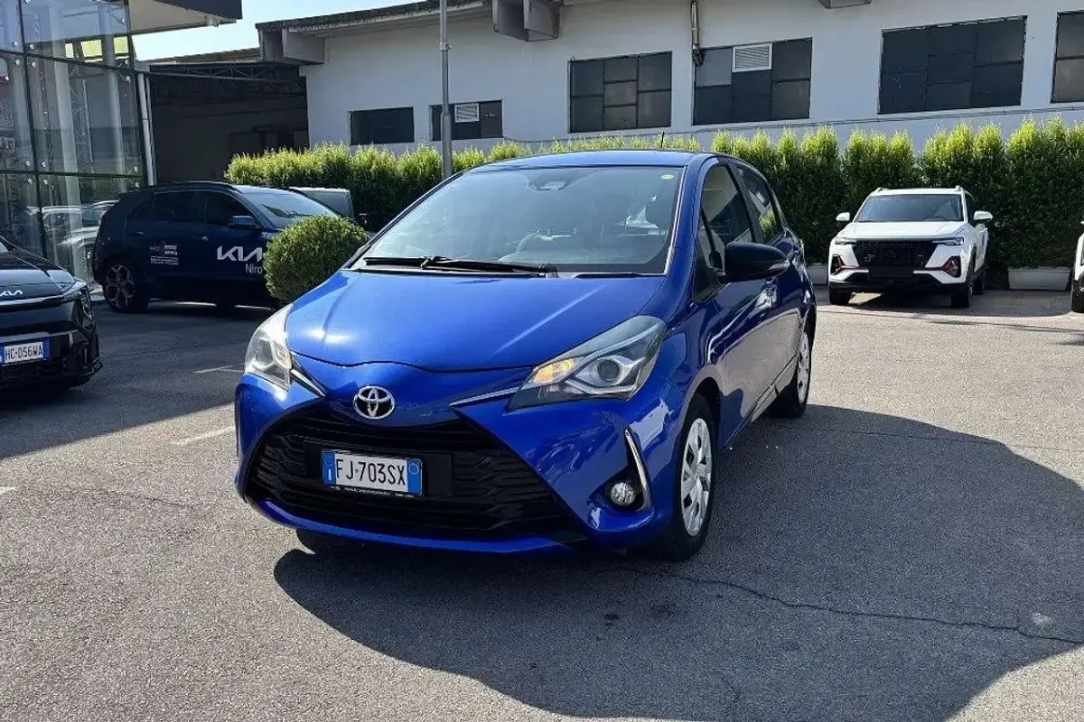 Usata Toyota Yaris Cool 69 CV (50 kW) 2017 Antracite Berlina