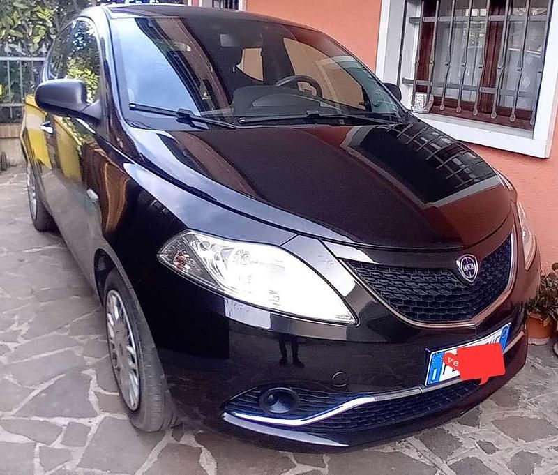 Usata Lancia Ypsilon 69 CV (50 kW) 2016 Nero Utilitaria
