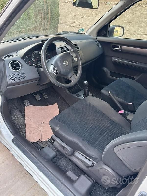 Usata Suzuki Swift 68 CV (50 kW) 2009 Bianco Utilitaria