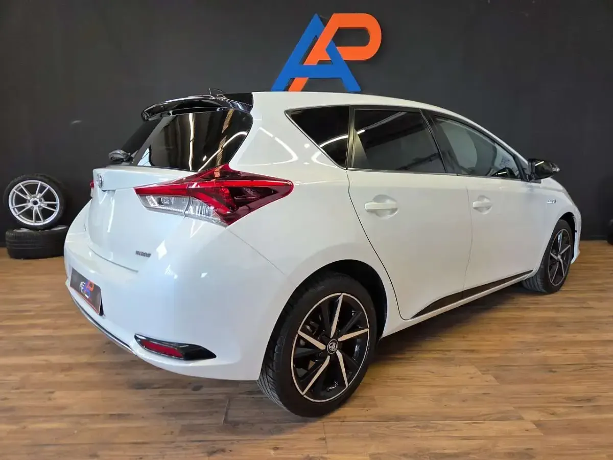 Usata Toyota Auris Hybrid Lounge 99 CV (72 kW) 2018 Bianco Berlina