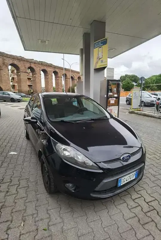 Usata Ford Fiesta 82 CV (60 kW) 2011 Nero Berlina