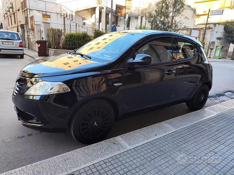 Usata Lancia Ypsilon 69 CV (50 kW) 2015 Nero Utilitaria
