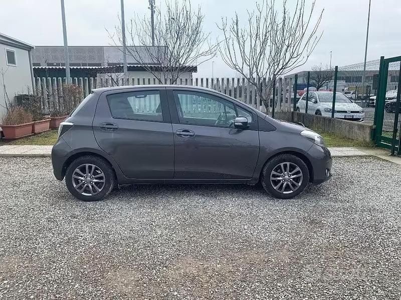 Usata Toyota Yaris Lounge 69 CV (50 kW) 2014 Grigio scuro Utilitaria