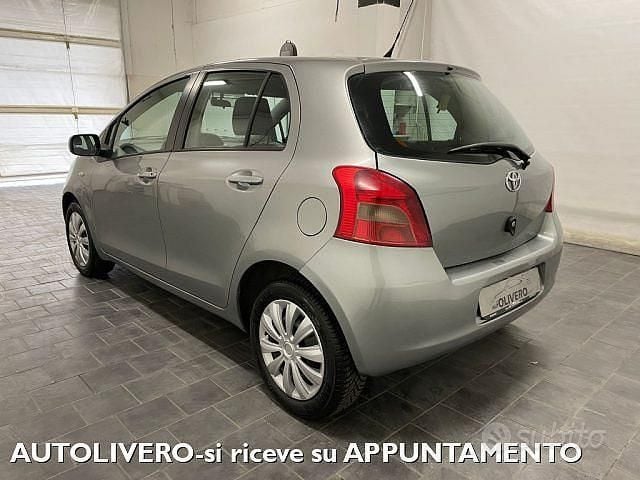 Usata Toyota Yaris Sol 69 CV (50 kW) 2006 Grigio Berlina