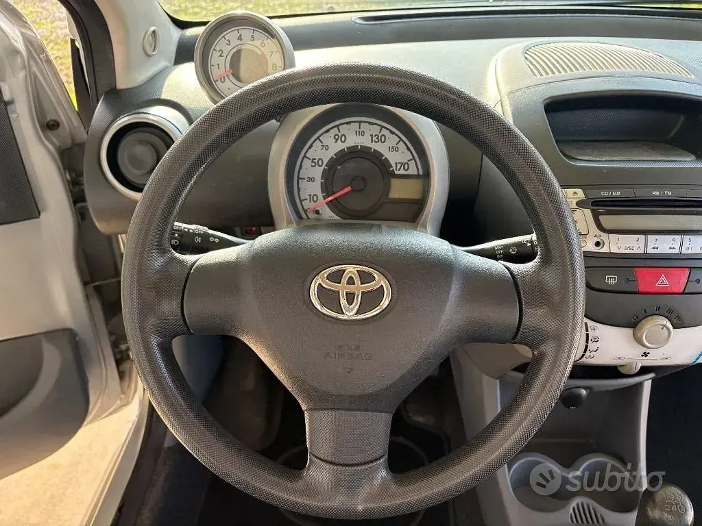 Usata Toyota Aygo 68 CV (50 kW) 2007 Grigio Utilitaria