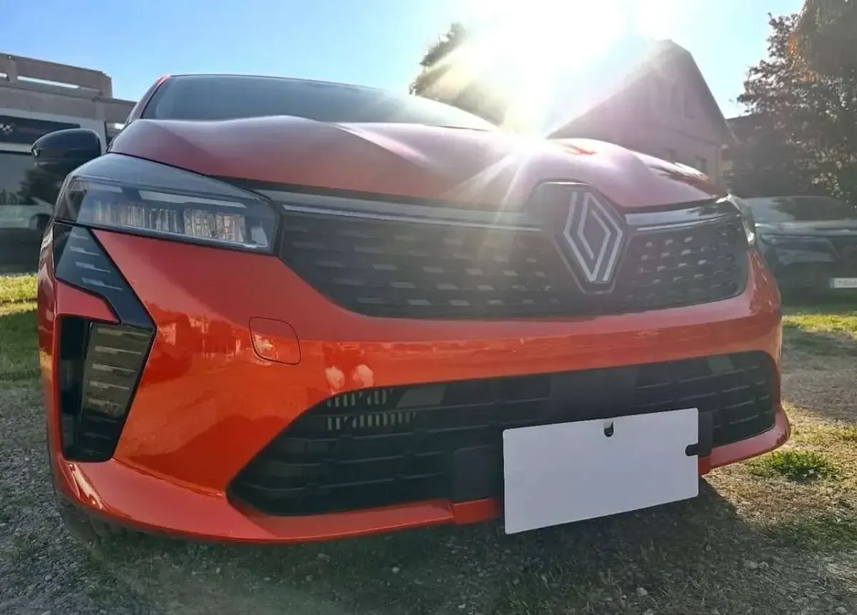 Usata Renault Clio V Evolution 101 CV (74 kW) 2024 Orange valencia Berlina