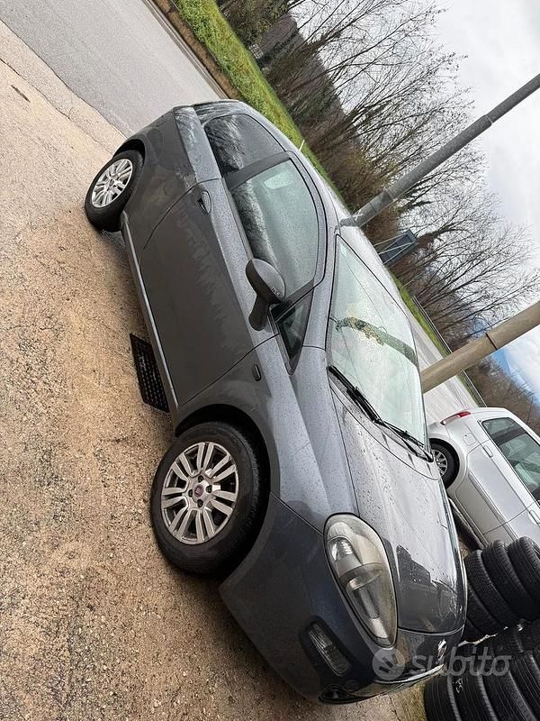 Usata Fiat Grande Punto 75 CV (55 kW) 2014 Grigio Utilitaria