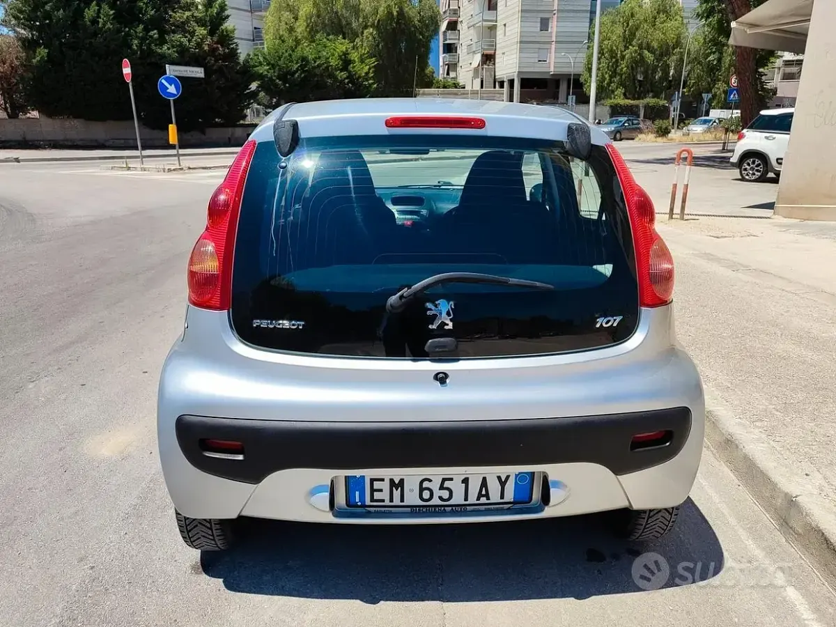 Usata Peugeot 107 68 CV (50 kW) 2012 Grigio Utilitaria