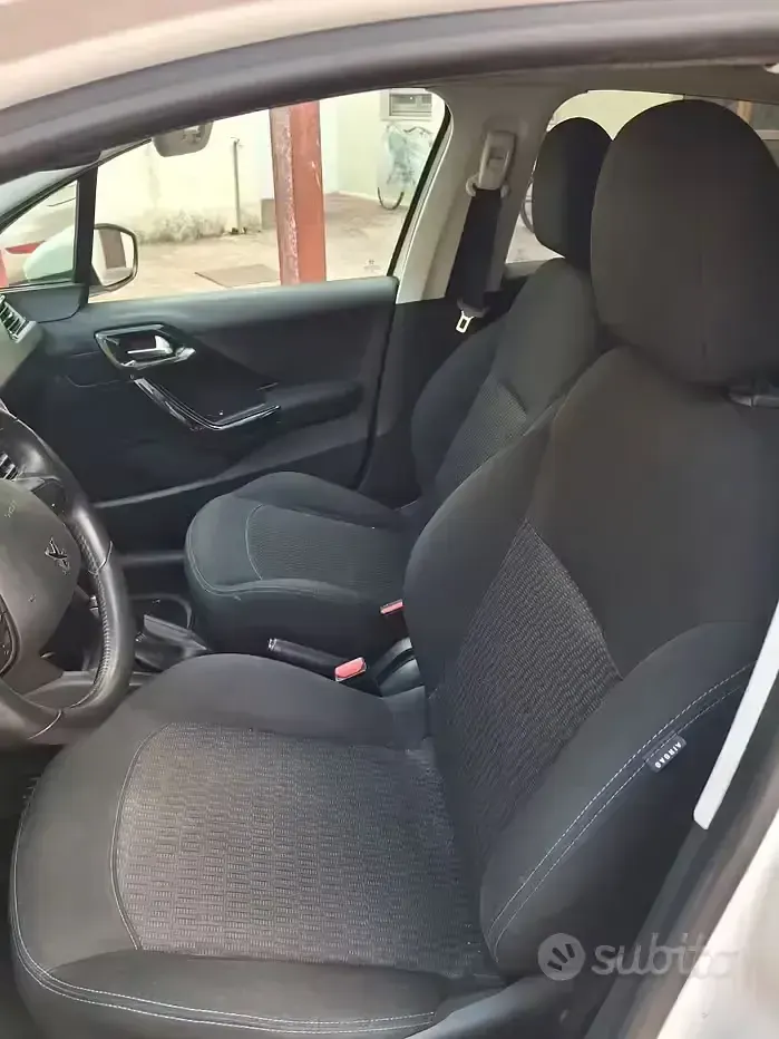 Usata Peugeot 208 68 CV (50 kW) 2019 Bianco Utilitaria