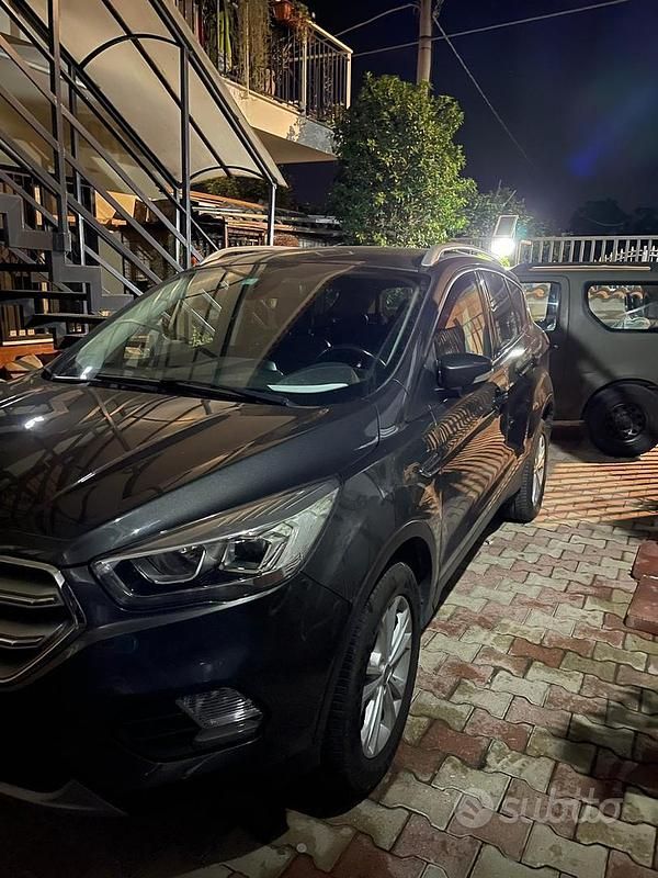 Grigio Usata 2017 Ford Kuga SUV | 14.000 € (Cara) - Immagine 1/4