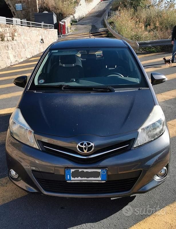 Usata Toyota Yaris Active 90 CV (66 kW) 2014 Grigio Berlina