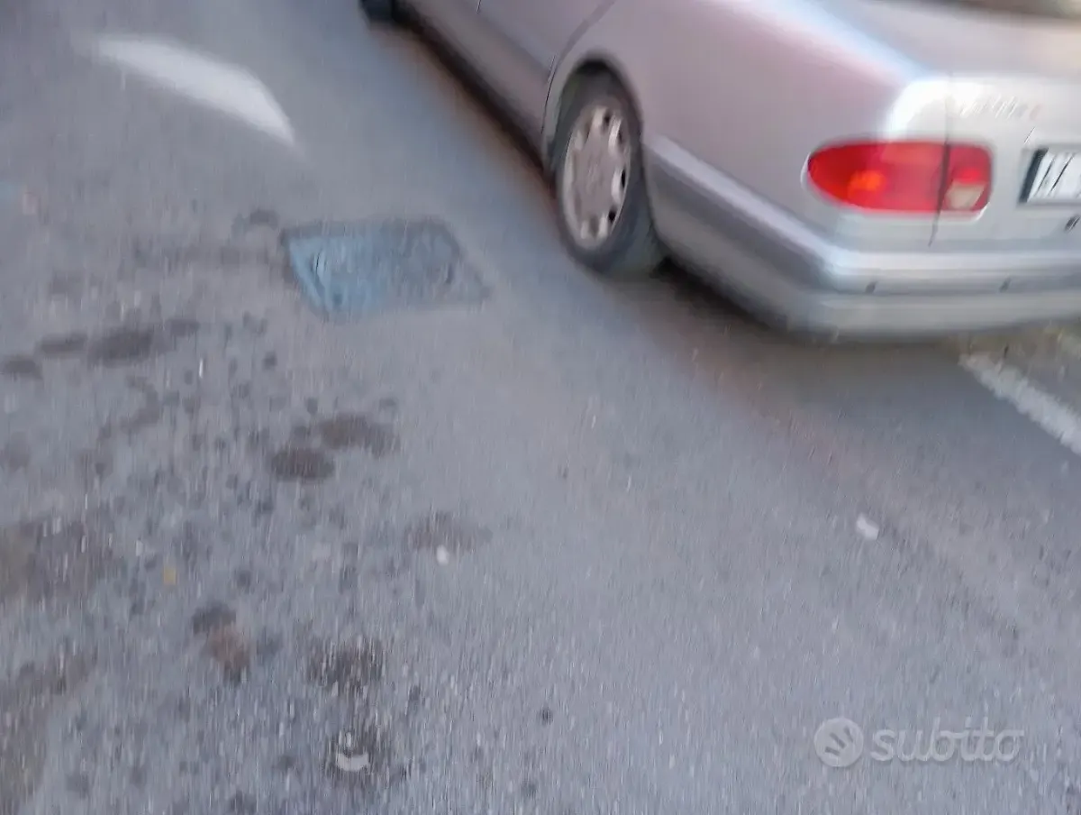 Usata Mercedes E200 136 CV (100 kW) 1997 Grigio Berlina