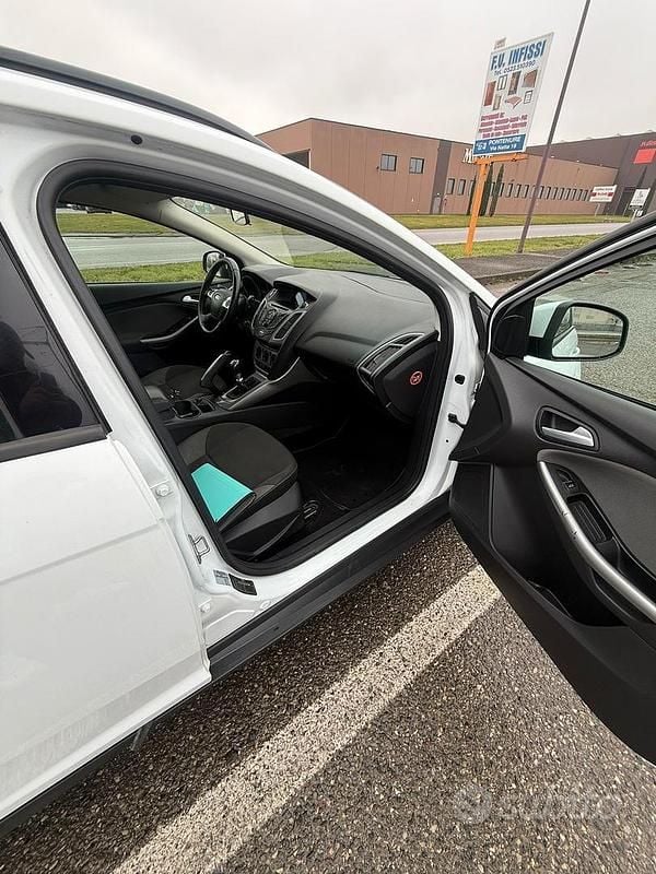 Usata Ford Focus 115 CV (84 kW) 2013 Bianco Station wagon