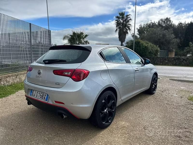 Usata Alfa Romeo Giulietta Distinctive 140 CV (102 kW) 2011 Grigio Utilitaria