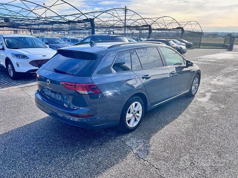 Usata VW Golf VIII Life 116 CV (85 kW) 2021 Grigio Station wagon