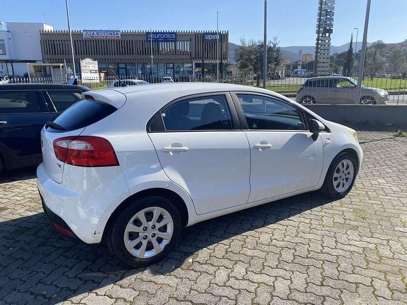 Usado Kia Rio LX 86 HP (63 kW) 2011 Branco Sedan