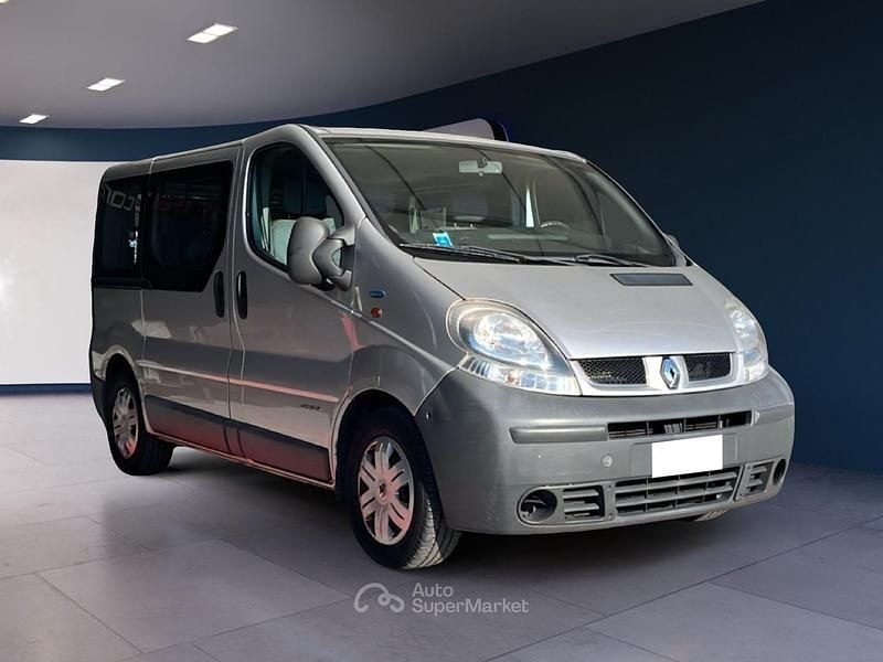 Usata Renault Trafic 135 CV (99 kW) 2006 Grigio Monovolume