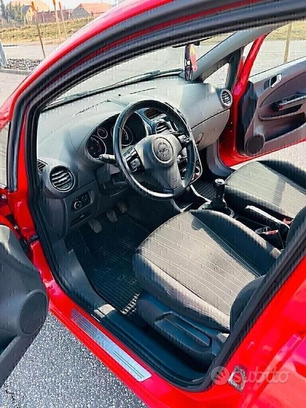 Usata Opel Corsa Edition 65 CV (47 kW) 2013 Rosso Berlina