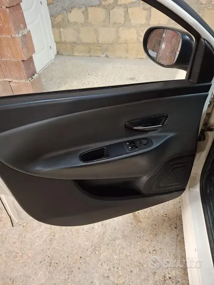 Usata Lancia Ypsilon 69 CV (50 kW) 2014 Bianco Utilitaria