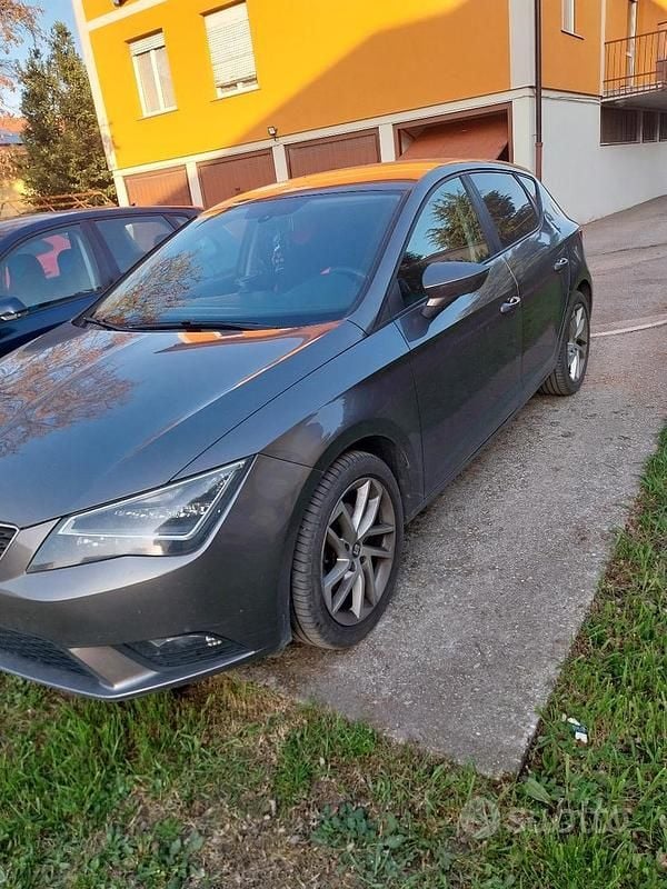 Usata Seat Leon 105 CV (77 kW) 2014 Grigio Berlina