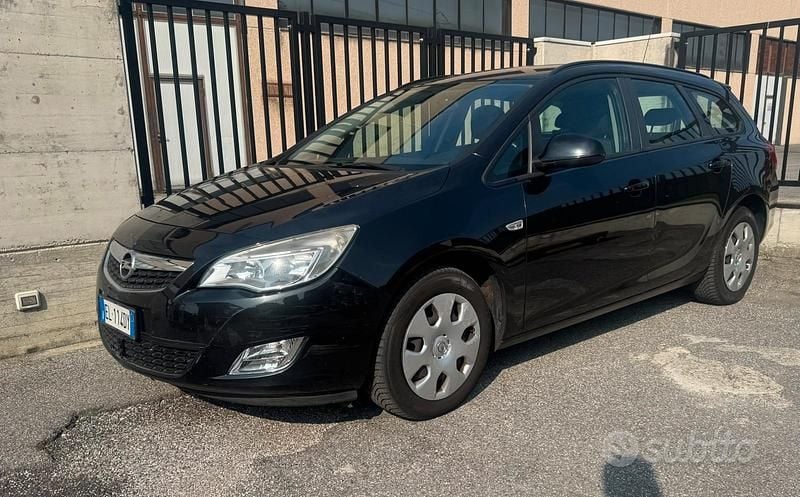 Usata Opel Astra 110 CV (80 kW) 2010 Nero Station wagon