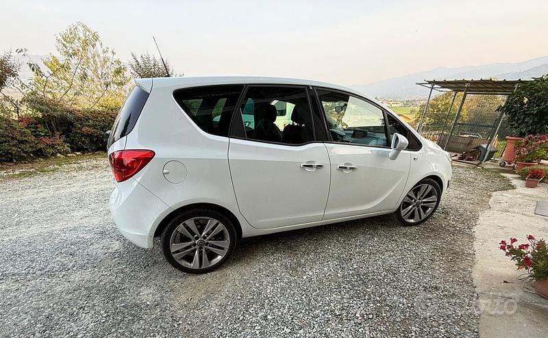 Usata Opel Meriva 140 CV (102 kW) 2010 Bianco Monovolume