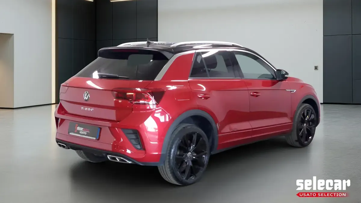 Usata VW T-Roc R-line 150 CV (110 kW) 2024 7h rosso rubino metallizzato SUV