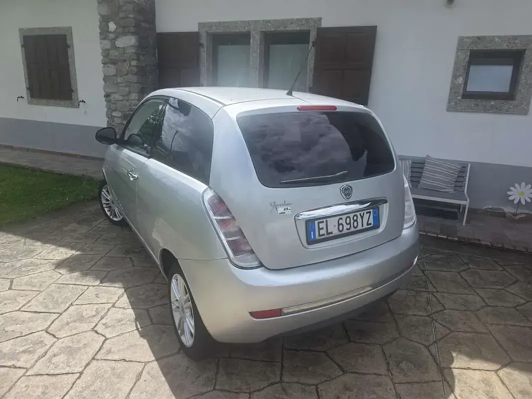 Usata Lancia Ypsilon 69 CV (50 kW) 2012 Grigio Utilitaria