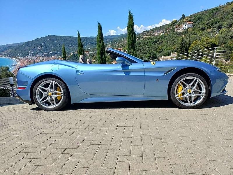 Blu/azzurro Usata 2016 Ferrari California Cabrio | 165.555 € (Molto cara) - Immagine 1/4