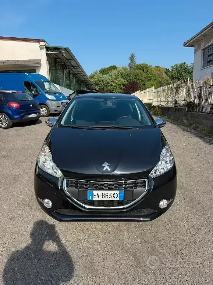 Usata Peugeot 208 Active 68 CV (50 kW) 2014 Nero Utilitaria