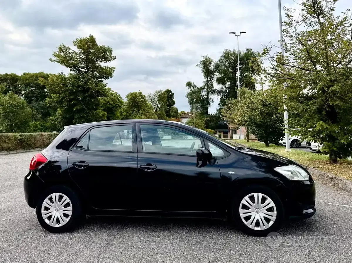 Usata Toyota Auris 90 CV (66 kW) 2010 Nero Utilitaria