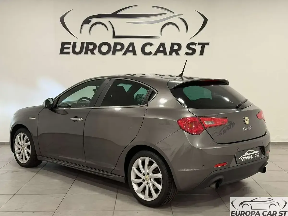 Usata Alfa Romeo Giulietta Exclusive 140 CV (102 kW) 2012 Grigio Utilitaria
