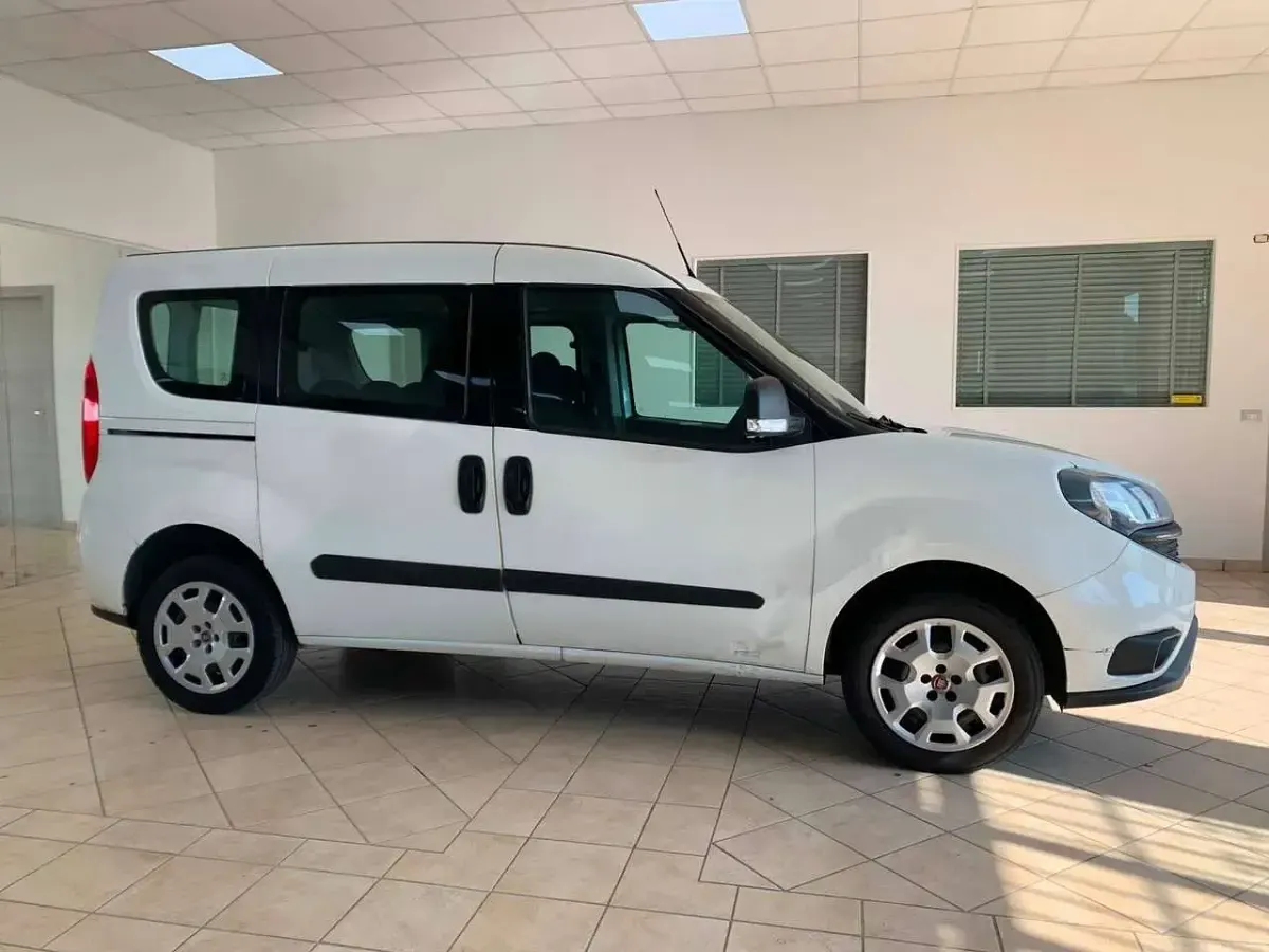Usata Fiat Doblò Lounge 120 CV (88 kW) 2021 Bianco Monovolume