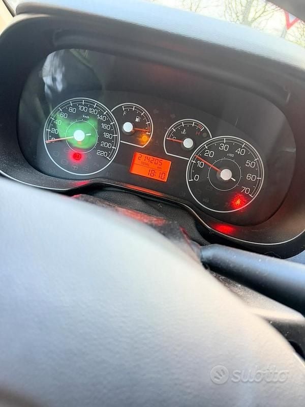 Usata Fiat Grande Punto Dynamic 71 CV (52 kW) 2007 Grigio Utilitaria