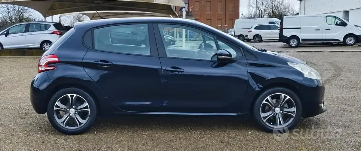 Usata Peugeot 208 Allure 82 CV (60 kW) 2014 Blu Utilitaria