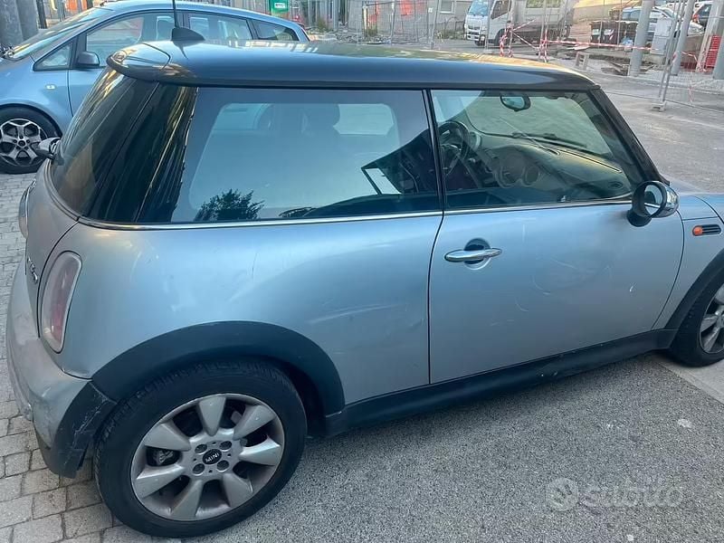 Usata Mini ONE 75 CV (55 kW) 2004 Grigio Utilitaria